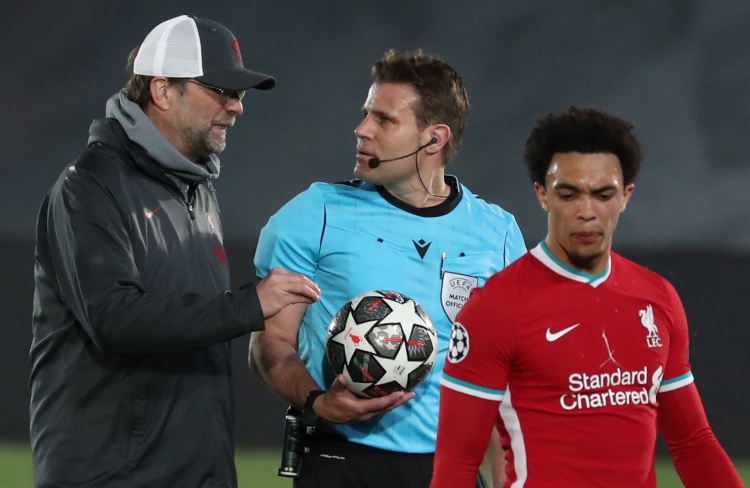 维尼修斯在皇马遭遇嘘声后，社媒发动态前往迪拜引发热议（遭皇马嘘声后，维尼修斯社媒晒赴迪拜动态引发热议）