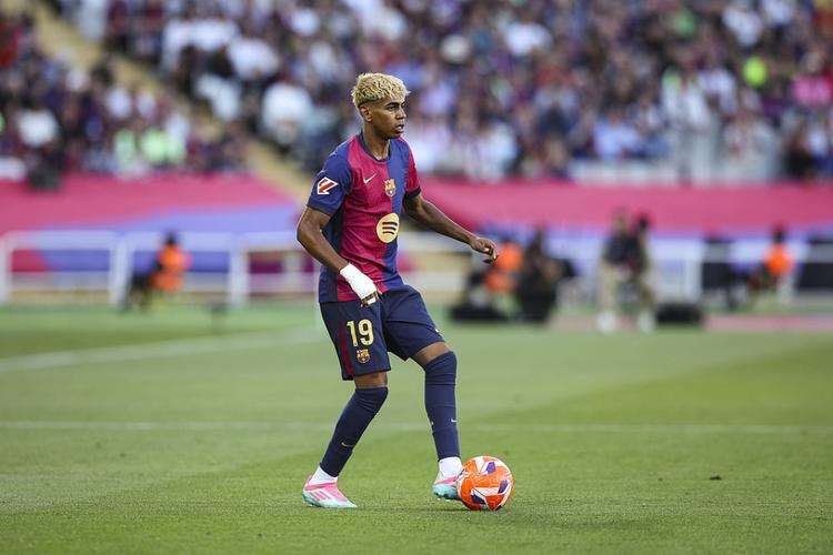 热刺街头绘制孙兴慜壁画迎接欧冠回归（热刺以孙兴慜街头壁画迎接欧冠重返）