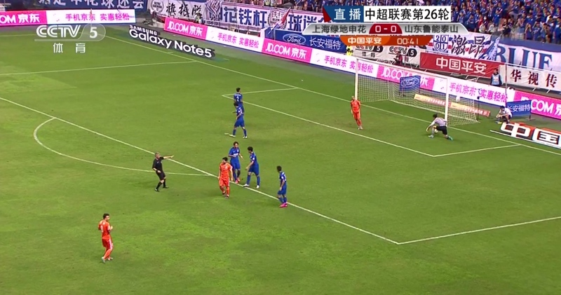 足球国足公开训练吸引千名球迷现场加油（国足公开训练吸引上千球迷到场助威）