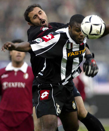 中甲战报：莱昂纳多传射，重庆铜梁龙2-0嘉定汇龙升入中超（中甲：莱昂纳多传射建功，重庆铜梁龙2-0嘉定汇龙锁定中超席位）