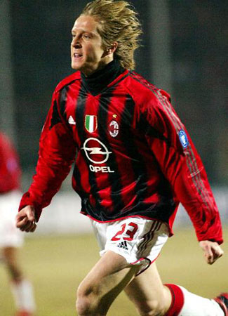 欧文突破防守送出关键助攻