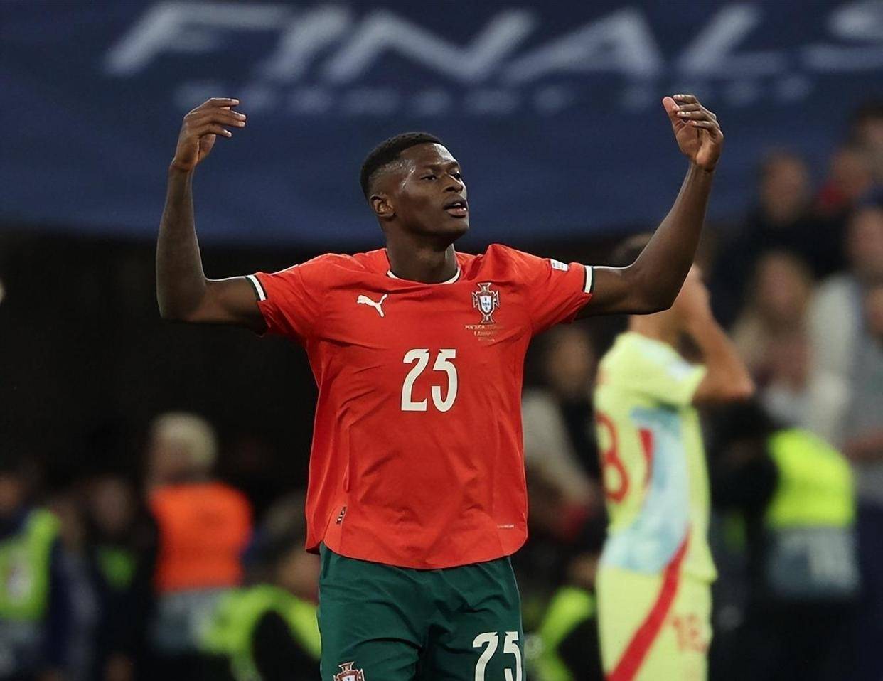 小组全胜收官！英格兰正式比赛取得11连胜，为队史首次（英格兰创队史纪录：正式赛豪取11连胜，小组赛完美收官）