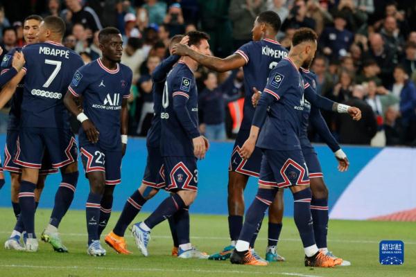 跋涉近18小时，15岁小球迷在球场外山上直播解说解放者杯决赛