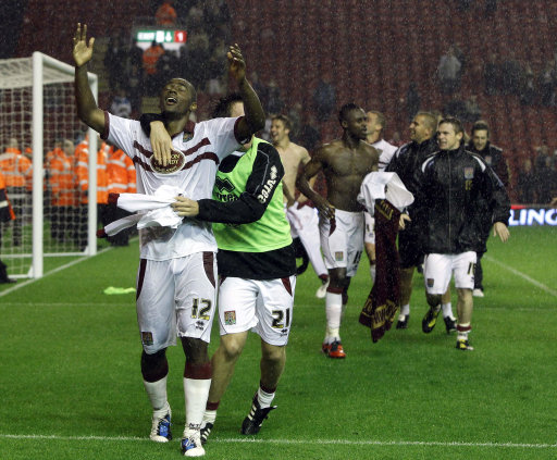 纽卡vs切尔西半场数据：双方控球率接近，蓝军半场仅2射门（纽卡vs切尔西半场战报：控球势均力敌，蓝军仅2次射门）