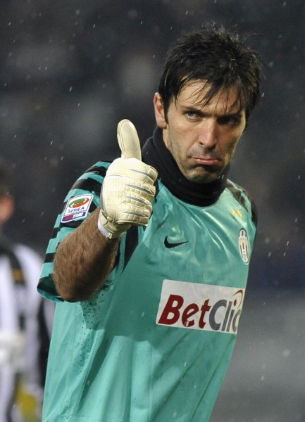 主裁谈拜仁点球：塔的手扩大了接触面积；凯恩的肘碰到了对方