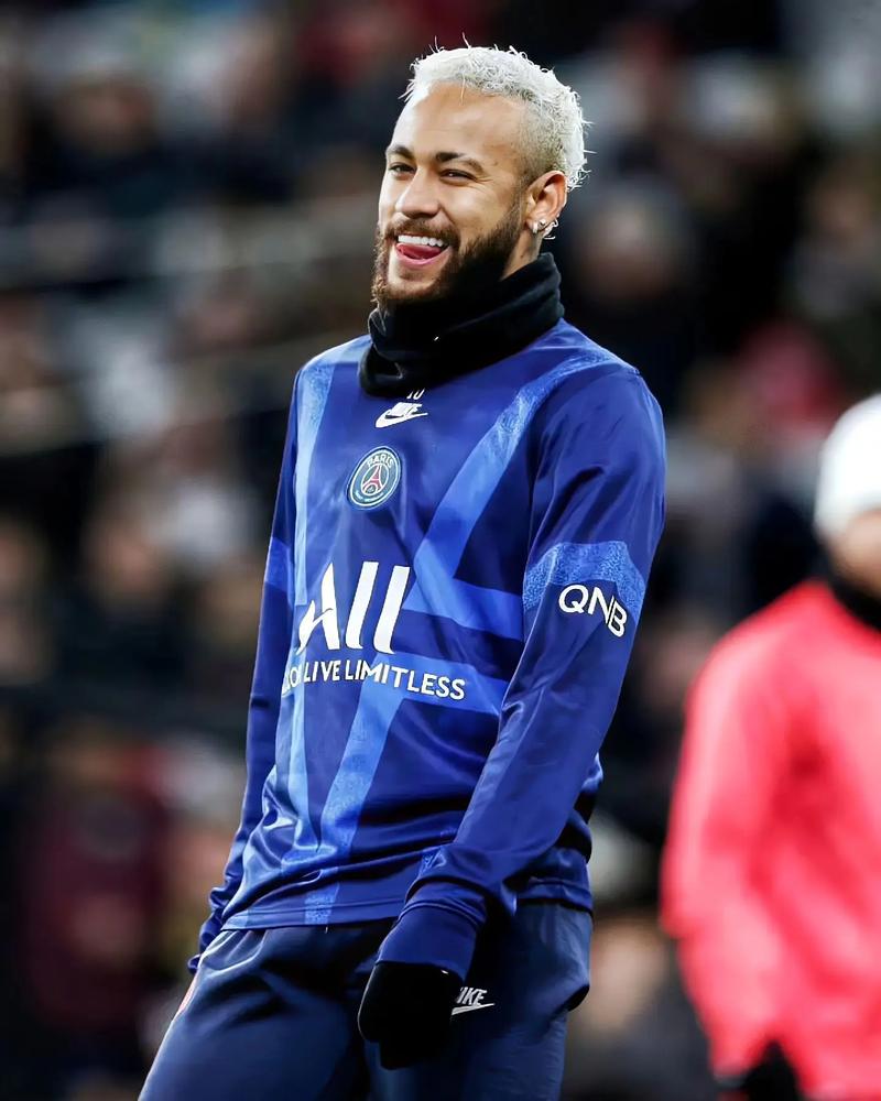 利物浦主帅斯洛特做出惊人决定：萨拉赫罕见坐上替补席