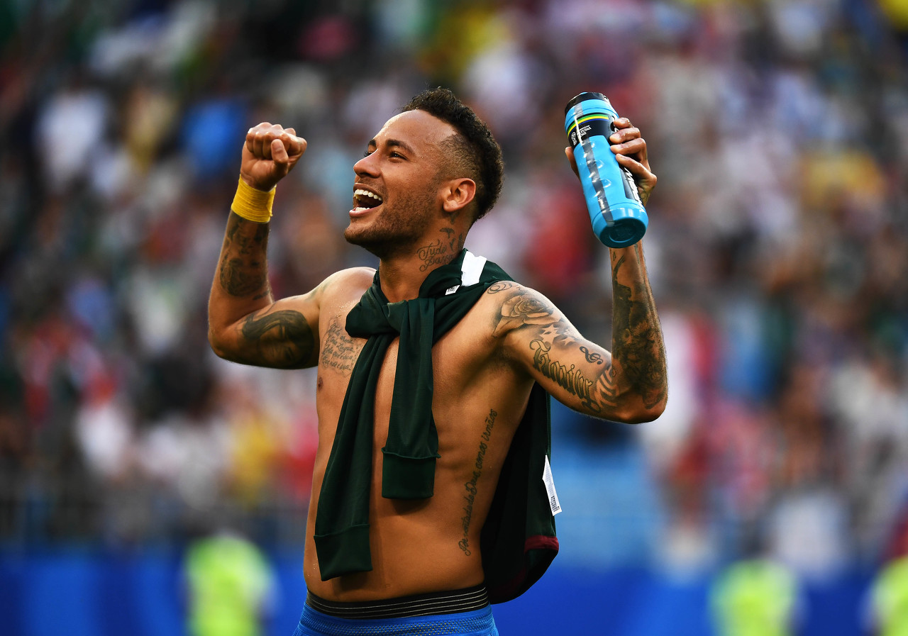 社媒被“下课”刷屏！从冠军教头到千夫所指，斯洛特的下课危机爆发（社媒“下课”声浪汹涌：从冠军教头到众矢之的，斯洛特陷入下课风暴）